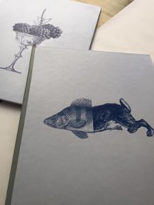 De wijnkaart èn de menukaart.