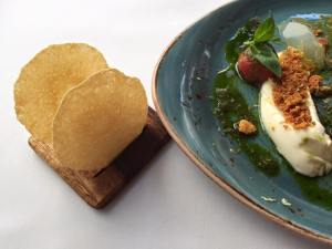 Mousse van parmezaan en crumble van tomaat, met een lichte pesto op basis van prachtige olijfolie en basilicum, een gelei van limoen, zeste van citroen en parmezaan crackers.