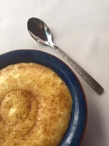Crema Catalana (bij ons beter bekend als crème brulée - maar ik ben nou eenmalig Catalonië) als lichte mousse tiède met daaronder als verrassing ijskoude, zeer smaakvolle aardbeien.