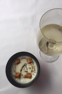 gepocheerd ei met truffel en een crème van aardappel en croutons