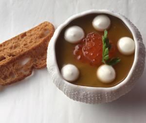 Krab met een bouillon van krab, zalmeitjes en toefjes romige geitenkaas.