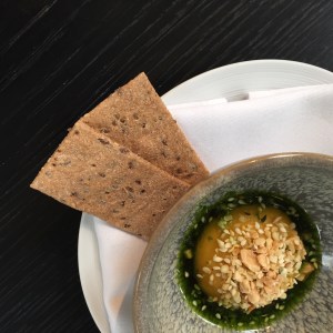 Amuse 1: zoete aardappel met sesamzaadjes en sterkte basilicumolie.