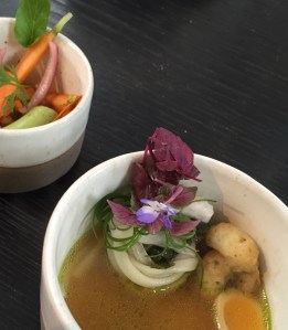 Amuse 2: dashi met gepocheerd kwarteleitje, tempura van rivierkreeftje, rettich met side dish van ingelegde groenten en gember.