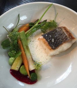 Hoofdgerecht: zeebaars op de huid gebakken met zomers groentegarnituur en een saus van bieten en mousseline.