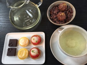 Teatime: groene thee uit China: Maojian uit Xinjang met lekkertjes. 