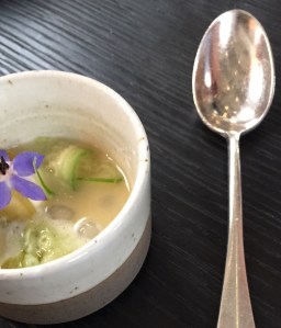 Voor het naar huis gaan nog even de mond verfrissen met komkommer.