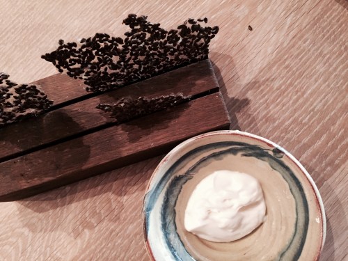 snack 1: cracker van lijnzaad | gerookte roomkaas