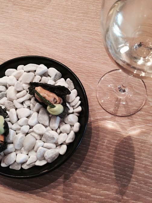 snack 2: krokantje van tapioca | mossel | zeekraal | peterseliecrème