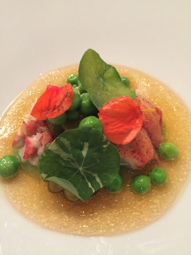 voor 2: kreeft | spitskool | jonge doperwten | groene aardbei | oostindische kers | huisgepekelde augurk | vinaigrette van rabarber